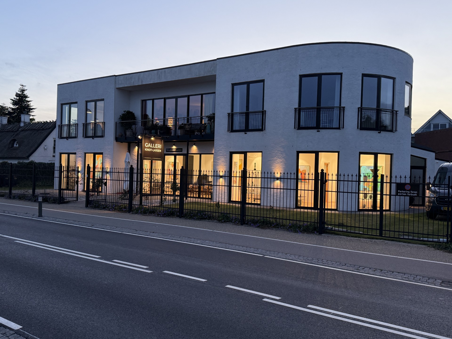 Galleri Kindt-Larsen at dusk
